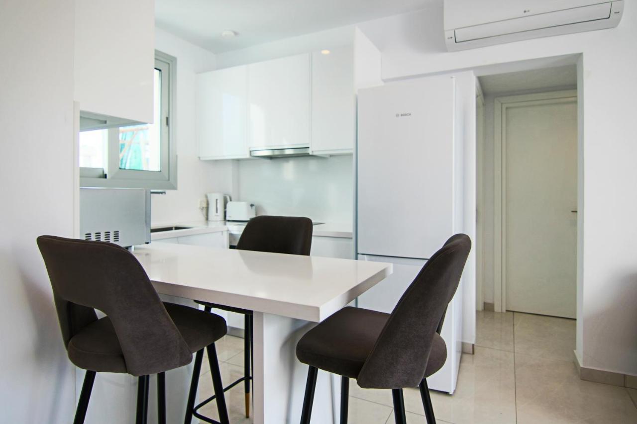 파포스 Phaedrus Living - Seaside Executive Flat Harbour 202 아파트 외부 사진